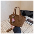 Detalle del mini bolso marrón con estampado de leopardo y colgantes plateados de corazón - Con Colgante (Marrón) / Marrón con colgante