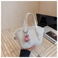 Detalle del bolso de cuero PU blanco con colgantes de corazón rosa y llave de plata - Con Colgante (Blanco Crema) / Beige Con Amuleto