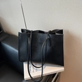 Minimalistische zwarte kunstlederen shopper met elegante tekstreliëf voor dagelijks gebruik - Zwart