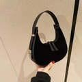 Sac sous le bras minimaliste en daim noir avec boucle argentée et poignée supérieure - Noir