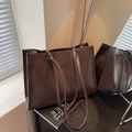 Minimalistische donkerbruine leren shopper tas met logo-reliëf en lange schouderbanden - koffiekleur