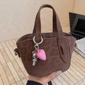 Bolso de mano leopardo marrón mate con colgante de corazón y accesorio de llave plateada - Con Colgante (Café) / Café con Colgante