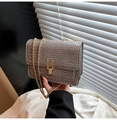Détail du sac gris effet crocodile avec fermoir en U doré et bandoulière chaîne - Gris