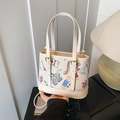 Borsa tote graffiti color crema con stampe colorate e fibbie dorate regolabili - Bianco