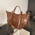 Retro deep brown glossy tote bag in oil wax leather with stitching and knot detail - Brown