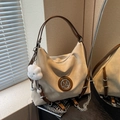 Beige tote bag with brown leather handles, M logo and white cloud plush charm - Cream White With Pendant