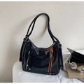 Dettaglio di una borsa hobo grande in pelle nera con cerniera argento e ciondolo - Con Ciondolo / Nero