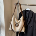 Grande borsa tote in pelle scamosciata beige con manici marroni e catene in metallo - Bianco Sporco Senza Pendente