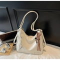 Dettaglio della borsa tote bianca con cerniera metallica e ciondolo alla moda - Con Ciondolo / Bianco Sporco