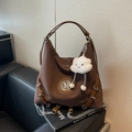 Grande borsa hobo marrone scuro con logo M argento e ciondolo a nuvola di peluche - Caffè con Ciondolo