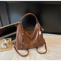 Détail du sac hobo en cuir marron avec fermeture éclair verticale et pompon tressé chic - Sans pendentif / Café