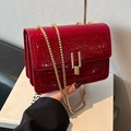 Sac bandoulière bordeaux à motif crocodile avec chaîne dorée et fermeture à boucle - Rouge