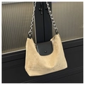 Detail van beige suède hobo tas met zwarte lederen klep en zilveren kettingriem - Khaki