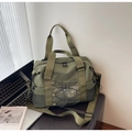 Détail du sac de voyage vert armée avec poche filet et bandoulière réglable - Vert