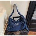 Detailansicht der dunkelblauen Denim-Einkaufstasche mit Ziergürtel und Metallschnalle - Blau