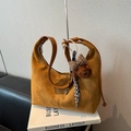 Bolso de ante amarillo jengibre de estilo vintage con correa marrón y colgante de oso - Con Colgante / Marrón