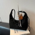 Bolso hobo negro de ante con correa y un colgante decorativo de oso de peluche suave - Con Colgante / Negro