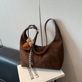 Bolso hobo de ante marrón oscuro con colgante de oso de peluche y cinta a cuadros - Con Colgante / Marrón