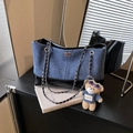 Borsa tote in denim a contrasto con finiture in pelle nera, catena e ciondolo a forma di orso - Con Ciondolo / Nero