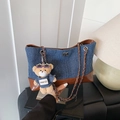 Borsa tote in denim blu e pelle marrone con catena d'argento e ciondolo a forma di orso - Con Ciondolo / Marrone