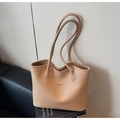 Detalle del bolso tote de cuero granulado caqui con correas finas y texto en relieve - Caqui