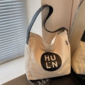 Minimalistische canvas shopper in gebroken wit met zwarte leren riemen en ronde patch - Broken Wit