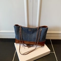 Grande borsa tote in denim blu scuro con finiture in pelle marrone e tracolle a catena - Senza Ciondolo / Marrone