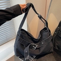 Schwarze Shopper-Tasche aus verwaschenem Denim mit Ziergürteln und breitem Schultergurt - Schwarz