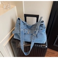 Blaue Denim-Tragetasche mit Schnallenriemen auf Koffer, lässiger Retro-Look - Hellblau