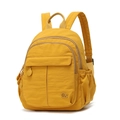Dettaglio dello zaino in nylon giallo con tasche multiple e logo in metallo resistente - Giallo