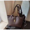 Detail der braunen Vintage-Tragetasche mit Goldschnalle und Kunstleder-Struktur - Braun