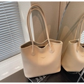 Bolso tote beige con borde ondulado y textura de piel granulada para mujer moderna - Blanco Roto