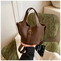 Détail du sac seau en cuir marron foncé avec boucle dorée et poignées doubles - Marron
