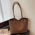 Bolso tote marrón de cuero granulado con correas delgadas y un estilo minimalista - Marrón