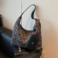 Borsa hobo con stampa leopardata, tracolla larga in pelle e pochette coordinata - Nero
