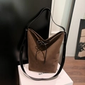 Braune Eimer-Tasche aus Wildlederimitat mit schwarzem Gurt und Schleife - Braun