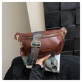 Dettaglio borsa a tracolla vintage in pelle PU marrone con tracolla etnica e finiture dorate - Marrone