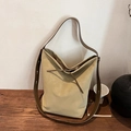 Minimalistische helle khakifarbene Wildleder-Beuteltasche mit verstellbarem Schultergurt - Grün
