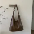 Detailaufnahme der braunen Vintage-Hobotasche mit Narbenstruktur und verstellbarem Gurt - Braun