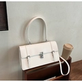 Detalle del bolso de hombro beige en cuero sintético con hebilla cuadrada plateada - Blanco
