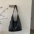 Detail der schwarzen Ledertextur Hobo-Tasche mit Silberschnalle und verstellbarem Gurt - Schwarz
