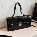 Bolso de hombro minimalista en cuero encerado negro con hebilla de metal plateado vintage - Negro
