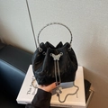 Elegante schwarze Falten-Beuteltasche mit Schmetterlingszugband und Perlenanhängern - Schwarz