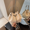 Elegante elfenbeinfarbene Samtbeuteltasche mit Schmetterlingsschnalle und Kette - Cremeweiß