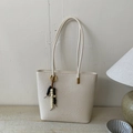 Bolso tote minimalista de cuero blanco crema con cuentas de madera y correa de hombro - Blanco con colgante
