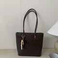 Bolso tote retro de cuero café con adorno de cuentas de madera y textura para el día a día - Café con Colgante