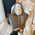 Sac seau gris éléphant en cuir grainé avec boucle dorée et bandoulière réglable - Gris éléphant