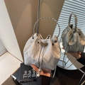 Silberne Beuteltasche mit Metallic-Plissee, Metallgriff und Schmetterlings-Anhänger - Silber