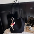 Minimalistische grote zwarte tote bag van suède met een schattige puppy-hanger eraan - Met Hanger / Zwart