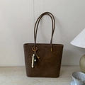 Bolso tote retro marrón oscuro de piel sintética con un colgante decorativo de cuentas - Marrón con colgante